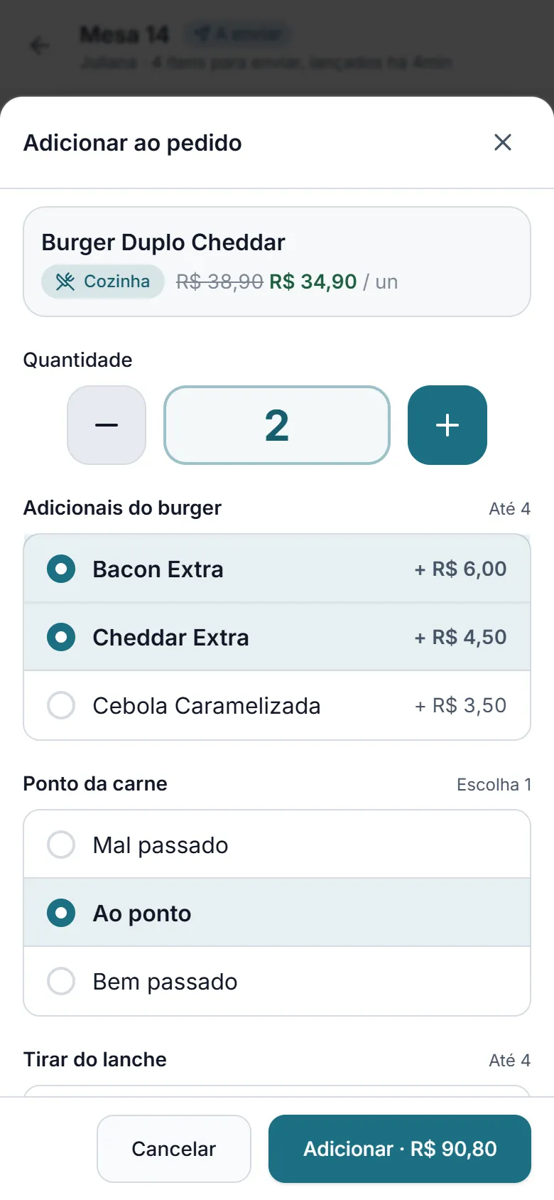 Garçom lançando um pedido com adicionais no celular pelo Abacus